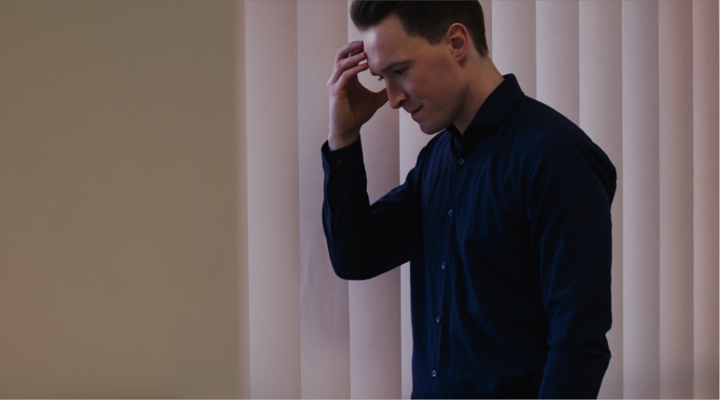 homem pensativo demonstrando sinais de sofrimento emocional e possível pedido silencioso de ajuda