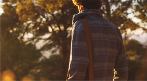 homem caminhando na natureza representando a jornada de recuperação da dependência química um dia de cada vez