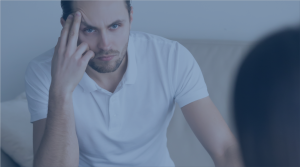 Homem em atendimento psicológico, representando o papel da psicóloga no tratamento da dependência química masculina.
