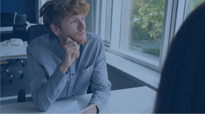 Jovem em atendimento terapêutico, representando o papel do terapeuta na reconstrução da rotina e da consciência no tratamento da dependência química masculina.