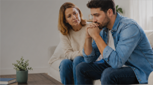 Mãe observando filho adulto em momento de preocupação familiar e apoio emocional.