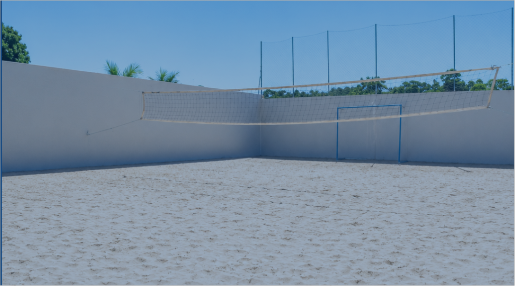 Quadra de areia da Clínica Nova Paraíso, simbolizando rotina, reconstrução e tratamento humanizado para dependência química.